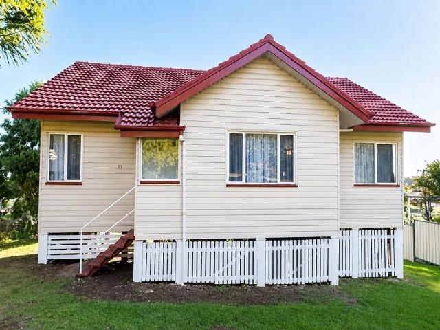 Charming Timber Cottage with Spacious Backyard