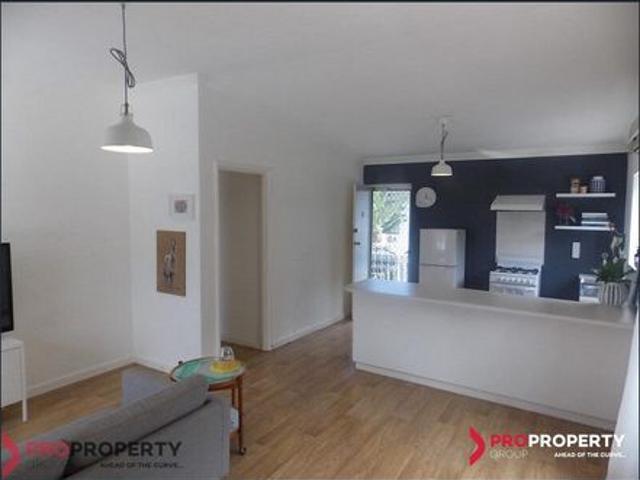 Charming Top Floor 2 Bedroom Unit in Prime Highgate Location