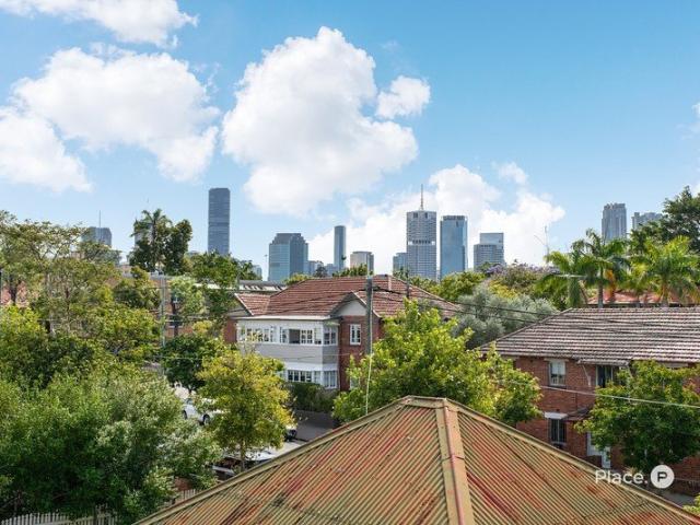 Charming Top Floor Art Deco Apartment with City Views