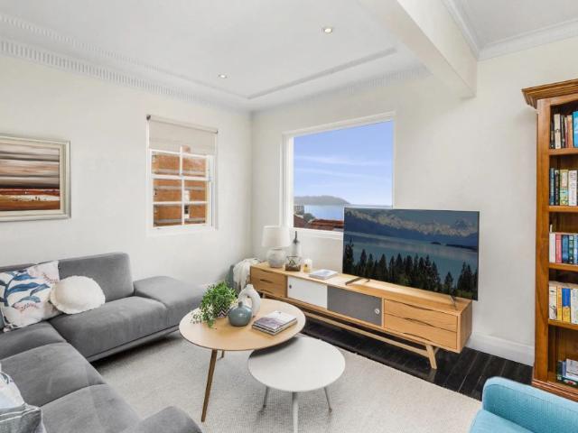 Charming Top Floor Haven With Water Views