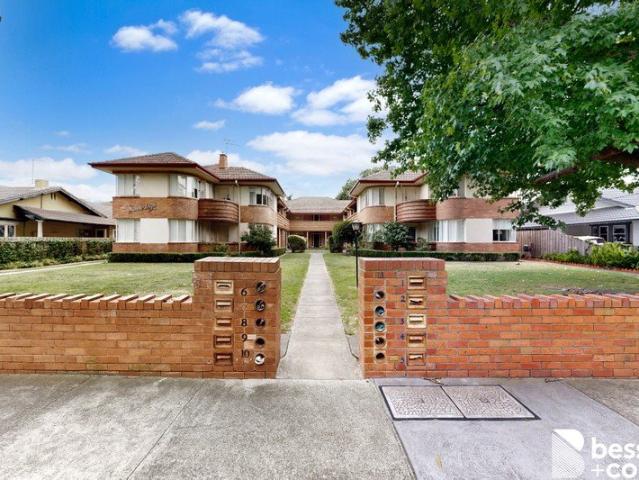 Charming Top Floor Two Bedroom Apartment