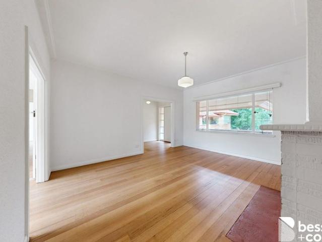 Charming Top Floor Two Bedroom Apartment