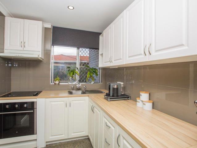 Charming Town House near Rockingham Beach