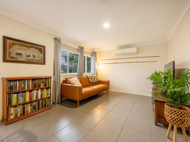 CHARMING TOWNHOUSE CLOSE TO TOWN