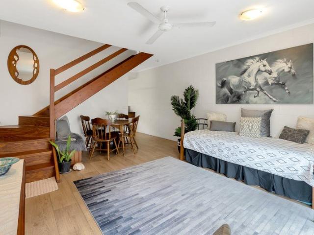 Charming Townhouse, Brilliant Investment!