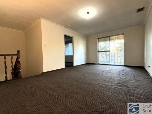 Charming Townhouse for Rent in Prime Location!