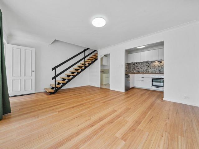 Charming Townhouse in a Quiet Bayside Complex