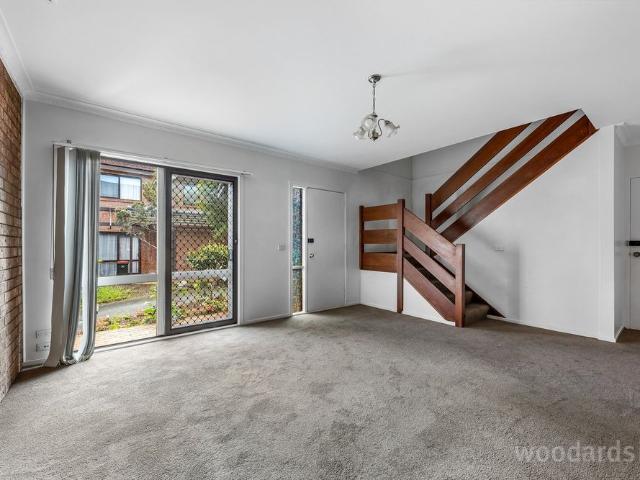 Charming Townhouse in a Serene Complex: Your Perfect Home Awaits!