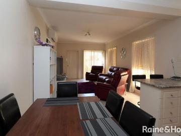 CHARMING TOWNHOUSE IN GREAT LOCATION
