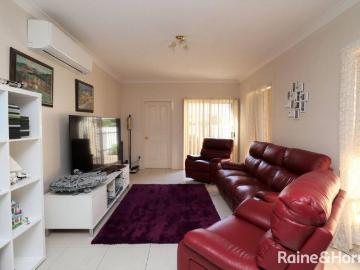 CHARMING TOWNHOUSE IN GREAT LOCATION