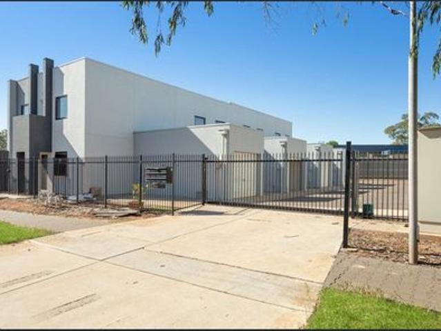 Charming Townhouse in Elizabeth Downs