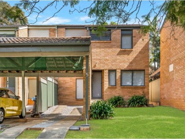Charming Townhouse in Quietly located Bradbury