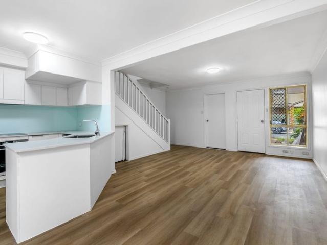 CHARMING TOWNHOUSE IN WOODRIDGE!