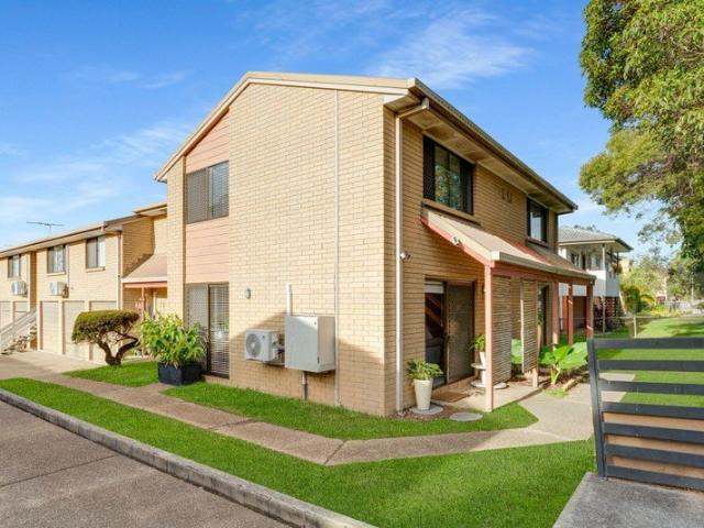 Charming Townhouse Offering Comfort, Convenience & Low Maintenance Living!