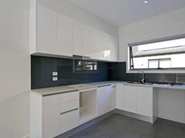 Charming Townhouse, Prime Location Awaits