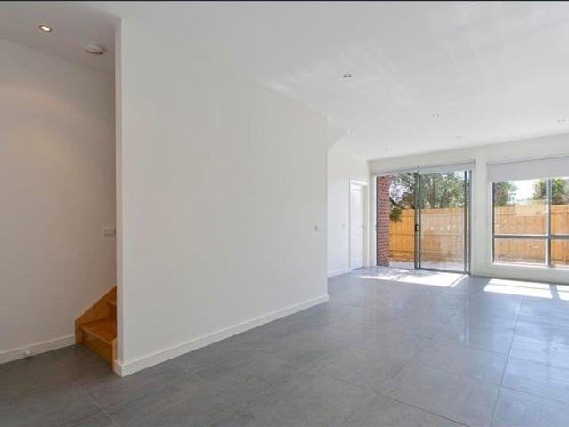Charming Townhouse, Prime Location Awaits