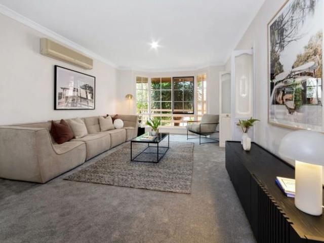 Charming Townhouse with Modern Comforts and Prime Location Your Dream Home Awaits!