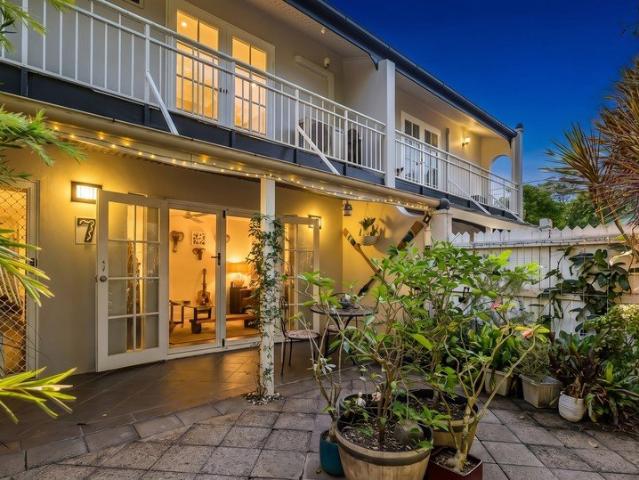 Charming Townhouse with Solar, in Boutique Freshwater Complex