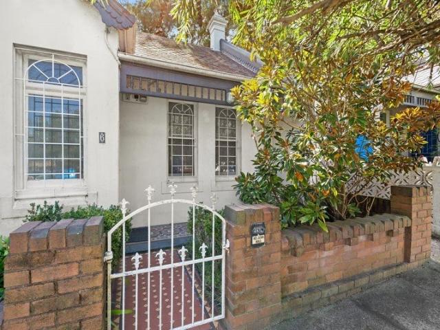 Charming Two Bedroom Terrace with Sunny Courtyard Oasis in Queens Park