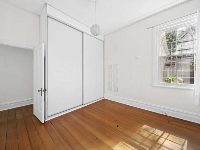 Charming Two Bedroom Terrace with Sunny Courtyard Oasis in Queens Park