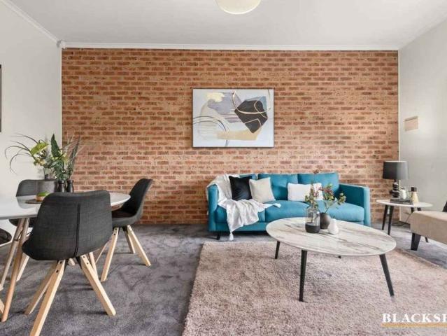 Charming Two Bedroom Townhouse In Phillip