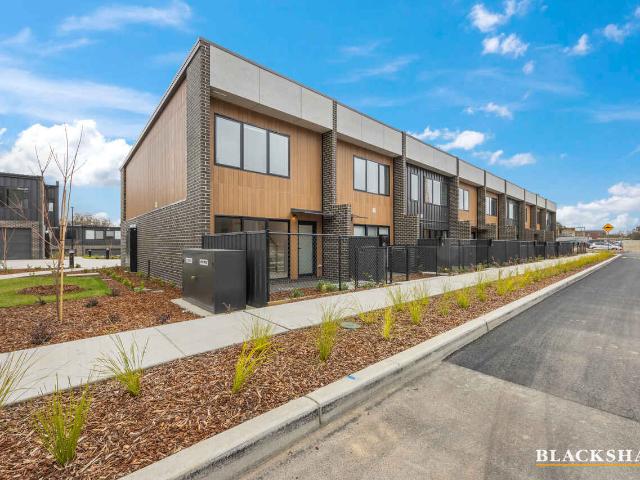 Charming Two Bedroom Townhouse In Prime Location
