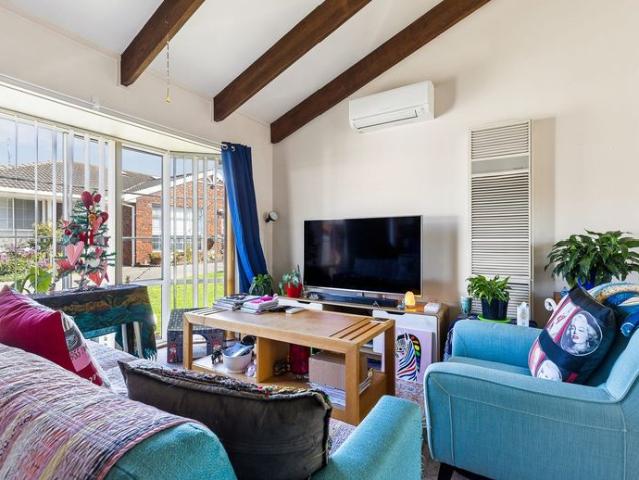 Charming Two Bedroom Unit in Convenient Hastings Location