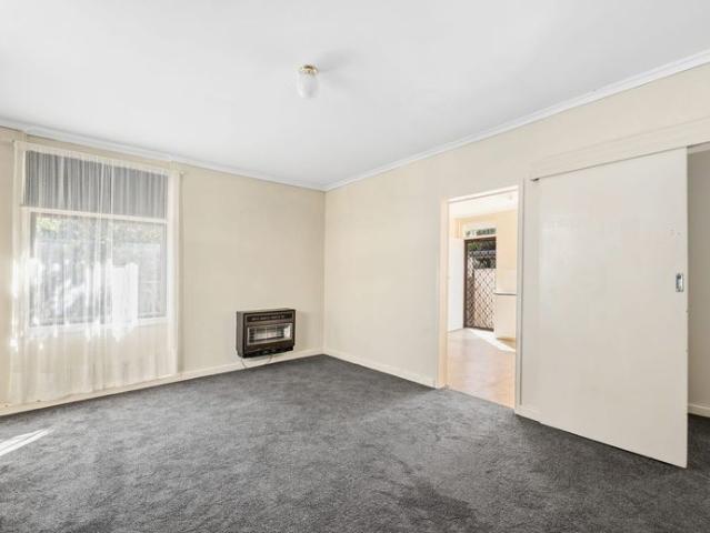 Charming Two Bedroom Unit in Prime Location