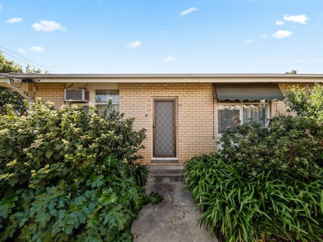 Charming Two Bedroom Unit in Prime Location