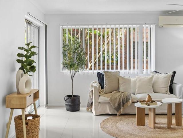 Charming two bedroom unit in the heart of Coorparoo!
