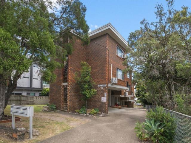 Charming two bedroom unit in the heart of Coorparoo!