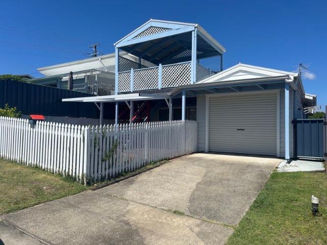 Charming Two Bedroom Unit with Elevated Deck Overlooking Clarence River