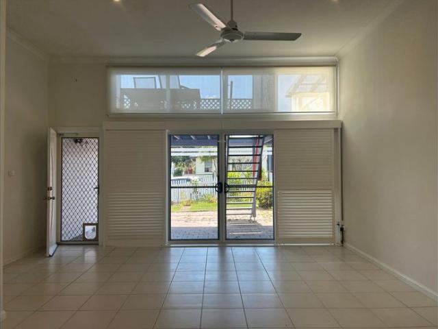 Charming Two Bedroom Unit with Elevated Deck Overlooking Clarence River