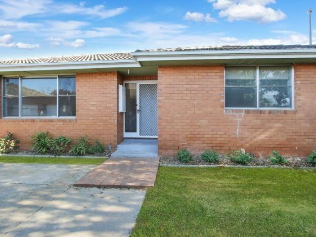 Charming two bedroom unit with everyday convenience
