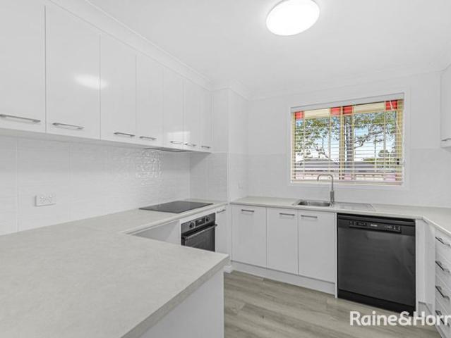 Charming Two Bedroom Villa Moments from Croudace Bay Foreshore