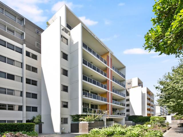 Charming Two Bedroom With Leafy Outlook