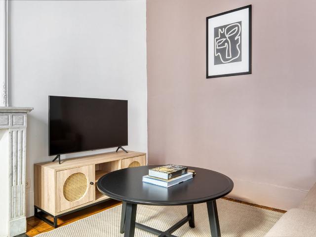 Charming Two Bedroom Apartment in Paris, Paris Amsterdam Apartments for Rent