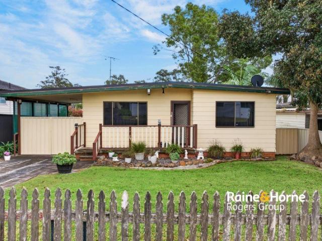 Charming Two Bedroom Cottage in Manner­ing Park!