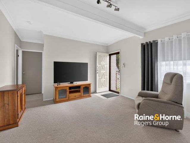 Charming Two Bedroom Cottage in Manner­ing Park!