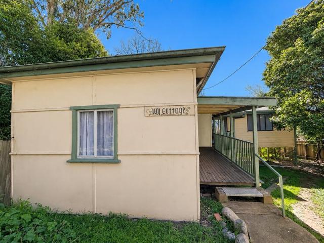 Charming Two Bedroom Cottage with a Leafy Backyard