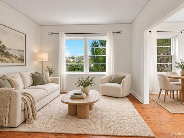 Charming two bedroom duplex with leafy garden access