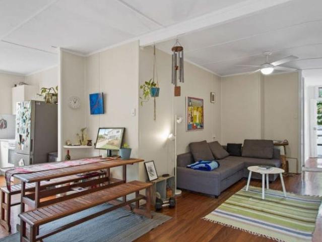Charming Two Bedroom Flat in the Heart of Ashgrove