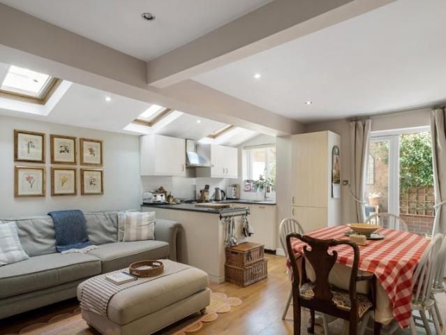 Charming two bedroom garden flat in Fulham