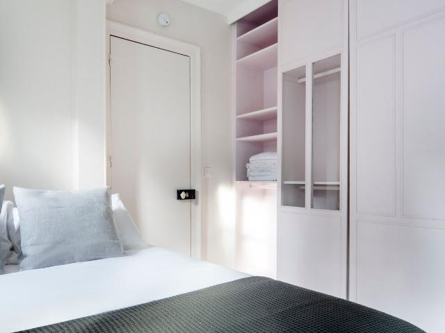 Charming Two Bedroom Gem in the Heart of Paris, Paris Amsterdam Apartments for Rent