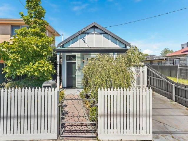 CHARMING TWO BEDROOM HOME IN PRIME LOCATION