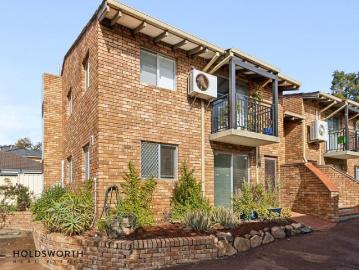 Charming Two Bedroom Home with a Private Garden Retreat