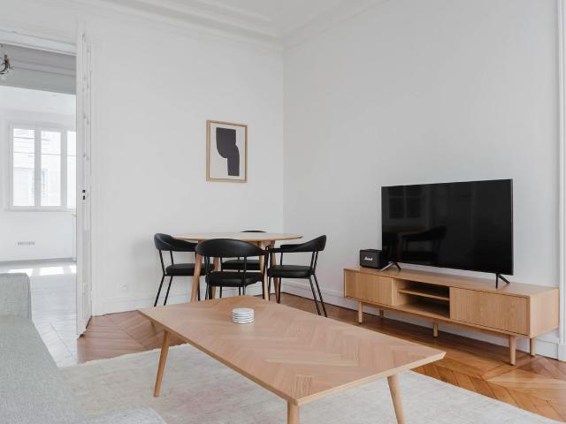 Charming Two Bedroom Retreat in Paris, Paris Amsterdam Apartments for Rent
