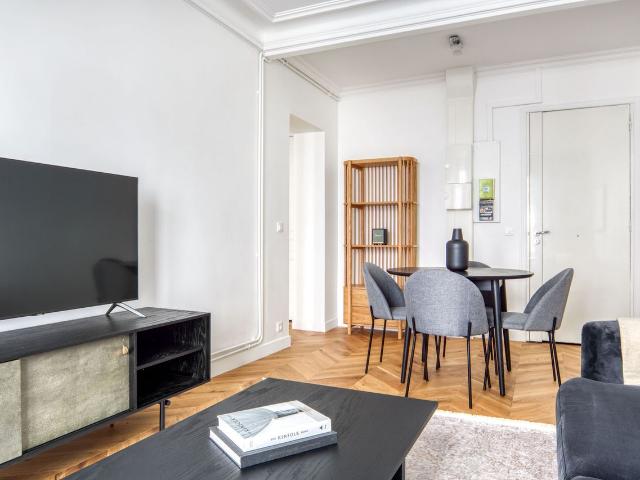 Charming Two Bedroom Retreat in Paris, Paris Amsterdam Apartments for Rent