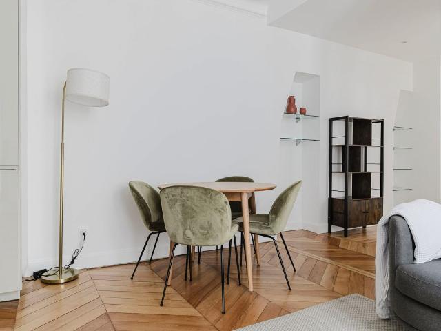 Charming Two Bedroom Retreat in Saint Georges, Paris Amsterdam Apartments for Rent