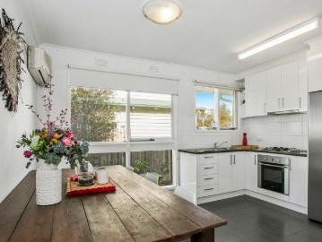 Charming unit in Newtown College Precinct